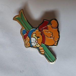 Garfield the cat downhill skiing lapel pin